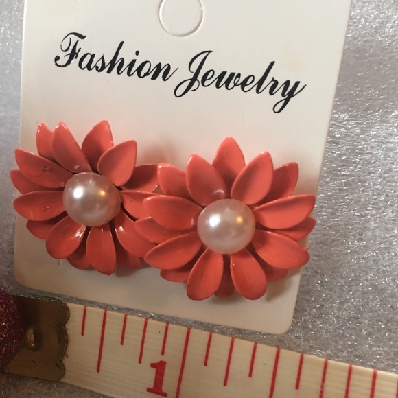 (H2) Flower Earrings - Picture 2 of 5